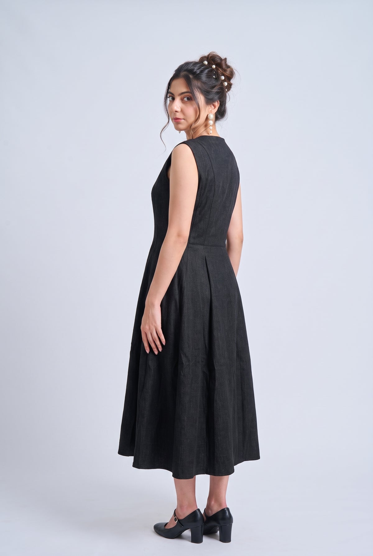 Tbfo Quiet Luxury – Black Sleeveless A-Line Midi Dress